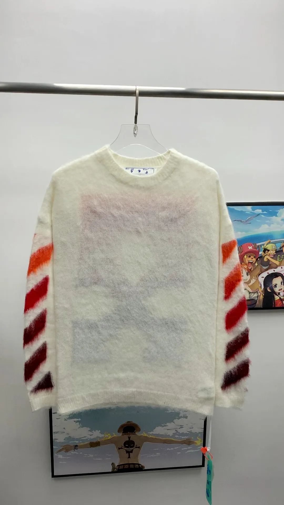 Frontal real shot video——New top tested version OFFWHITE (OW) gradient mohair striped arrow sweater hoodie gradient rendering arrow couple sweater Mohair (English Mohair; Turkish: MUKHYAR) refers to the coat of Angora goats, also known as Angora goat hair. The name comes from Turkish, meaning "the best hair". It has good elasticity, pressure resistance and special luster. It is an excellent raw material for making plush fabrics and one of the most advanced animal textile fiber raw materials in the world market. Mohair has a shape similar to long wool. The fiber surface is smooth, strong luster, high strength, good elasticity, less curl, and easy to wash. Mohair can be used in jacquard blankets, long-haired coats and high-gloss wool fabrics. Mohair sweaters from ow are released every year🛒 The same style and ever-changing colors. There is really no girl who doesn’t love it. It is super suitable for wearing under a down jacket in winter without being bulky! If the lower body is missing, their favorite os version🙋🏻‍♀️ intuitively adds natural softness and fairy beauty effect, which is the best choice! The upper body is lightweight and does not weigh down the body while keeping warm. The sleeves and the gradient arrow parts on the back are repeatedly patterned until the gradient level is satisfied before large-scale products are released. The craftsmanship is extremely demanding. Each sweater is woolen at least ten times to give it a plush, thick feel and good fluffiness! ✅ Fabric composition: 50% mohair 32 spandex 18% wool, three-level anti-pilling Color: black and white gradient Sizes Mohair is lighter and softer, so be careful not to machine wash it, not machine washable! ! emphasize! !  ⚠️Hand wash with warm water and cold water P:440